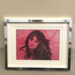 Portrait artistique de femme moderne avec cheveux longs et sourcils épais, illustration florale en fond rose, mural dans une galerie d'art contemporaine, style esquisse en noir et rose.