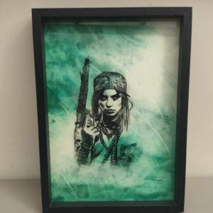 Portrait artistique d'une femme avec arme, style graffité, illustrant la créativité et l'originalité chez Tannerie Dumas.