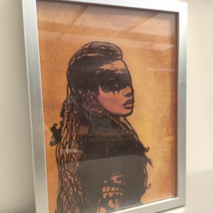 Élégante illustration de femme en noir avec tatouages, portrait artistique sur fond orange, encadré en métal, style urbain et moderne pour décoration artistique.