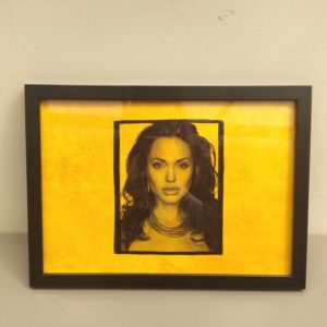 Vernisage de portrait artistique avec éclairage chaud, mettant en valeur le travail de la Tannerie Dumas, spécialisée dans la fabrication de cuir artisanal et d'articles en cuir de haute qualité.