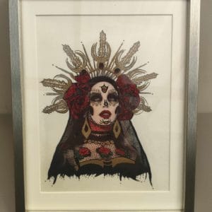 L'artiste Tannerie Dumas explore l'esthétique de la Día de los Muertos avec cette représentation colorée d'une figure féminine maquillÉe, ornée de fleurs, bijoux et motifs traditionnels mexicains, dans un style unique et vibrant.