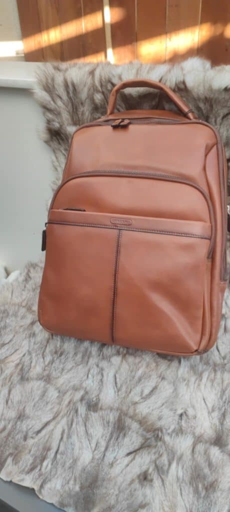 Sac à dos en cuir beige élégant, parfait pour le style et la praticité.