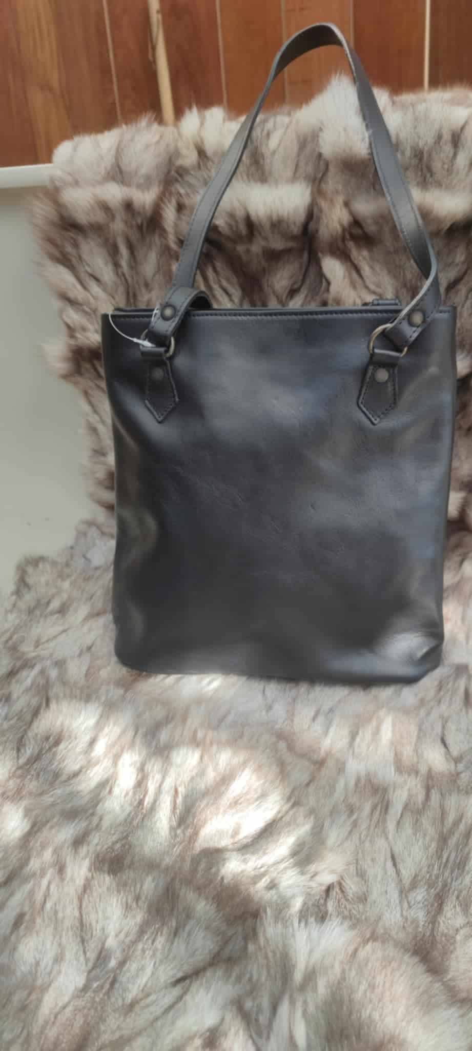 Sac à main en cuir noir pour femme, sac élégant et pratique, idéal pour accessoires et porter tous les jours, fabriqué par Tannerie Dumas.