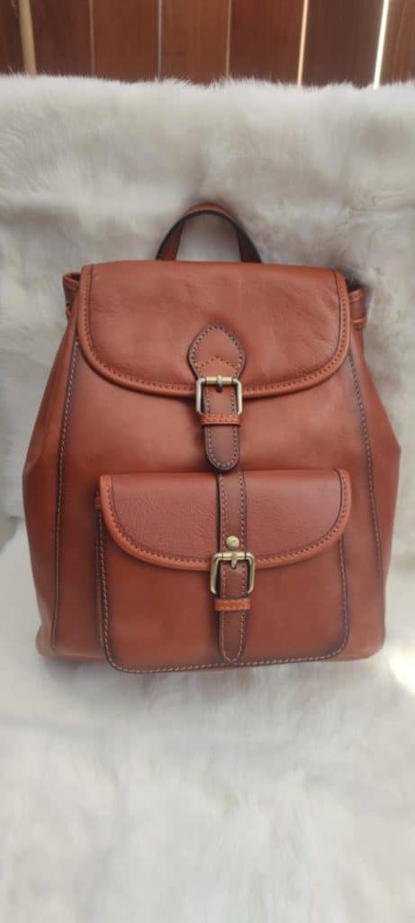 Cuir véritable, sac à dos en cuir tanné artisanalement, élégant et durable, fabriqué par Tannerie Dumas, pour un style raffiné et une qualité supérieure.