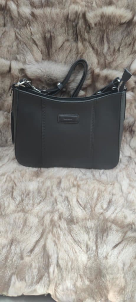 Sac à main en cuir noir, élégant et pratique, idéal pour un style chic et moderne. Parfait pour compléter une tenue sophistiquée ou décontractée, signé Tannerie Dumas, spécialiste de la maroquinerie de qualité.