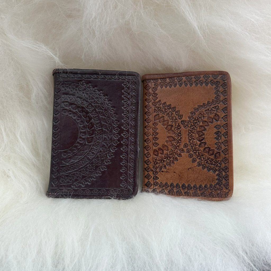 Cuirs gravés à la main et marqueurs artisanaux, créations uniques de Tannerie Dumas, pour accessoires en cuir authentiques et élégants.