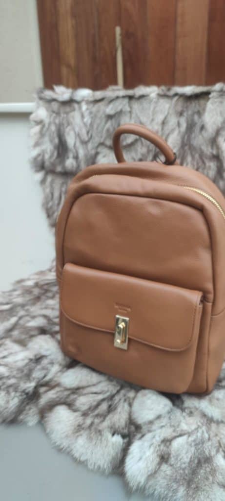 Sac à main en cuir beige tendance, fabrication artisanale, design élégant, idéal pour accessoires de mode et sorties, photographie de qualité.