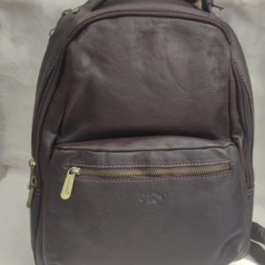 Sac à dos en cuir marron avec compartiments zippés, design élégant et durable, idéal pour le travail ou les voyages, fabriqué par Tannerie Dumas.