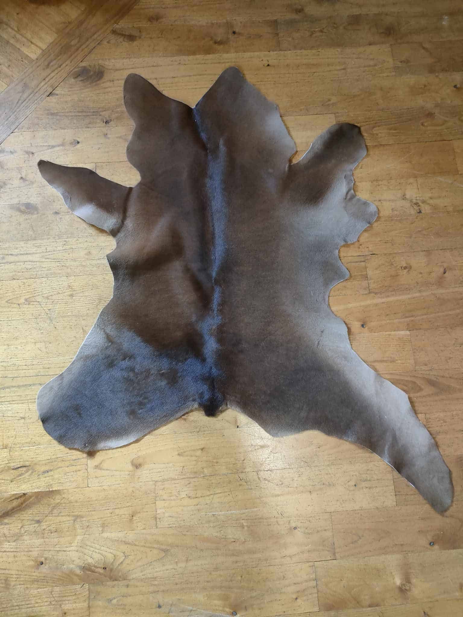 Peau de vache maroquinée pour le tannage, artisanat de qualité, fabrication artisanale, tannier Dumas, cuir naturel et authentique, pièce unique de maroquinerie.