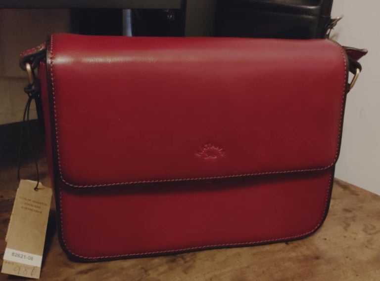 Cuir en cuir rouge de haute qualité, sac à bandoulière artisanal, maroquinerie française, rénovation et fabrication cuir, accessoires en cuir authentique, artisanat TANNERIE DUMAS.