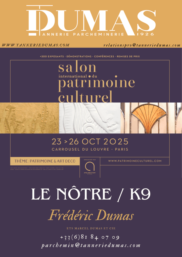 Vitrine de la société Tannerie Dumas, artisan maroquinnier depuis 1926 spécialisée en fabrication de peausserie, cuir et accessoires en cuir. Visitez notre stand lors du salon patrimoine culturel 2025 à Paris.